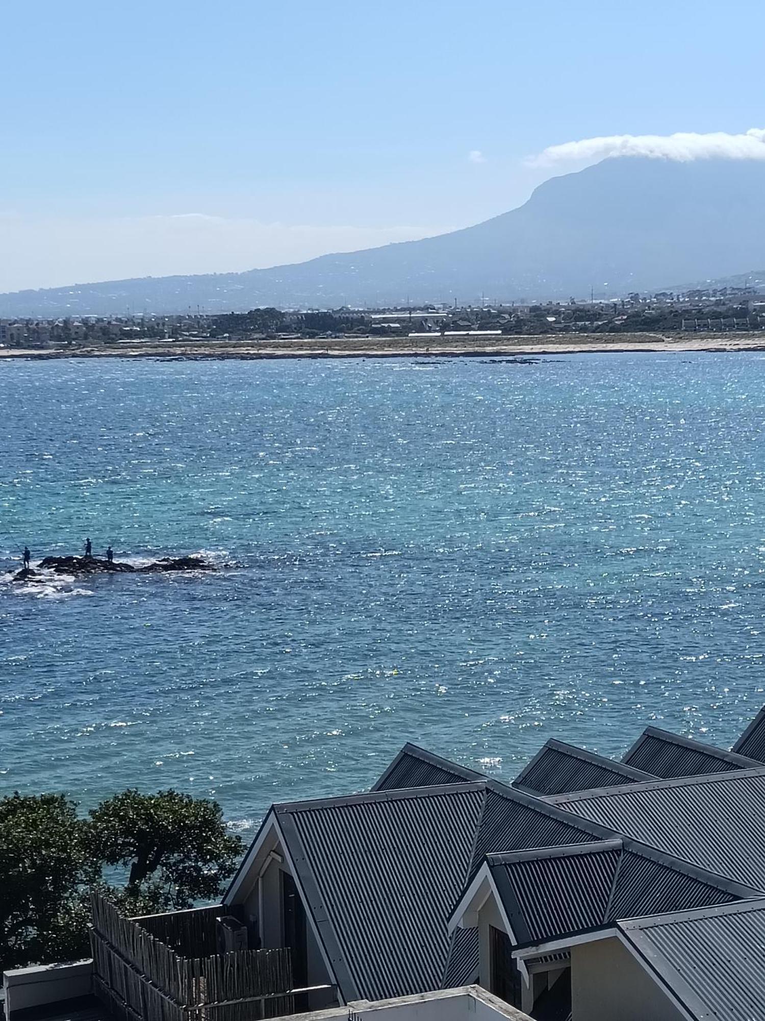 Berg En Zee Guesthouse Gordons Bay Exterior photo