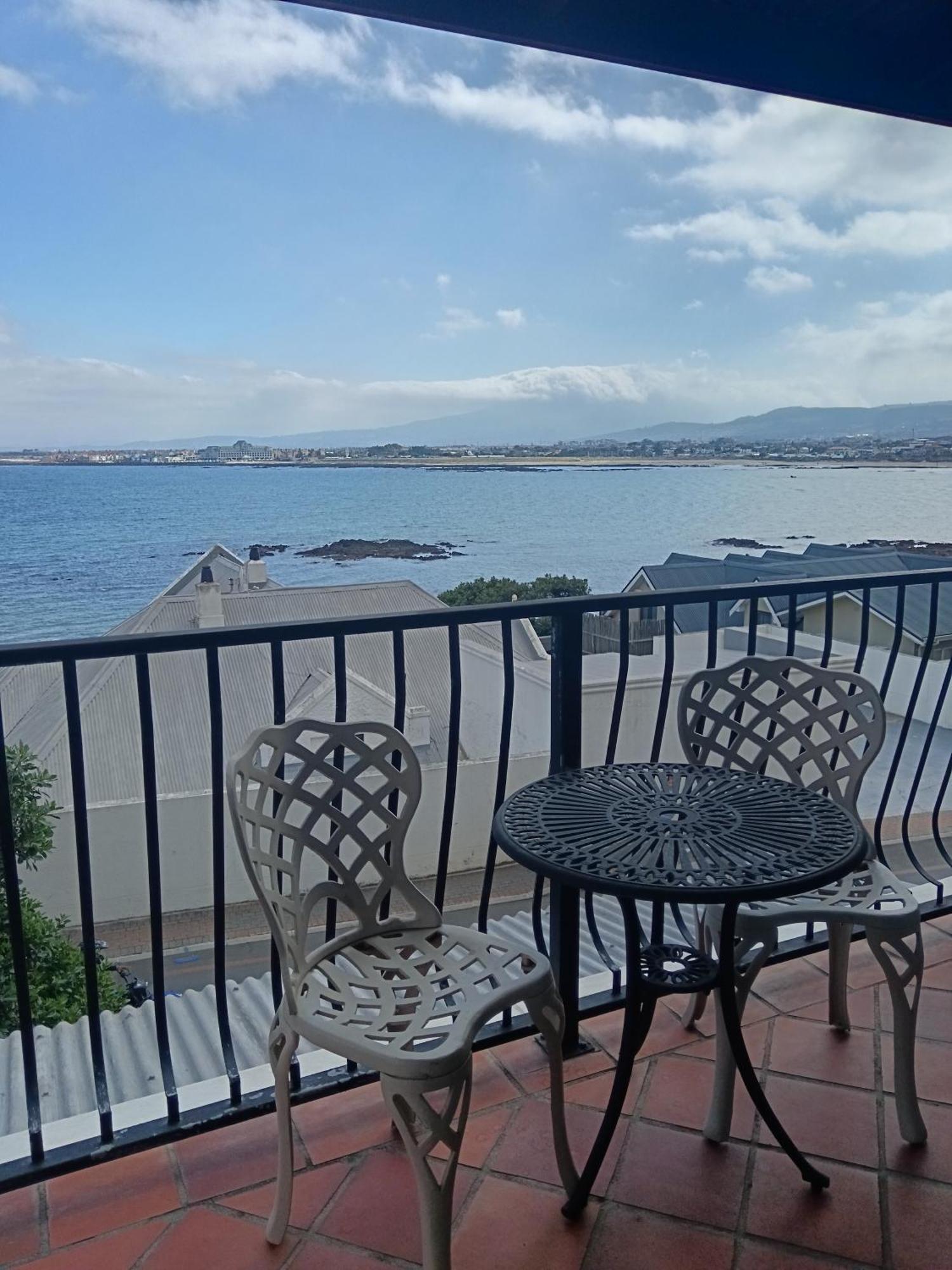Berg En Zee Guesthouse Gordons Bay Exterior photo